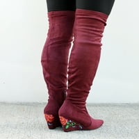 Priroda povjetarac preko koljena ženske čizme za pete u vinu