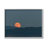 Narančasti mjesec nad tamnim planinskim drvećem šuma uokvirena fotografija umjetnička tiska